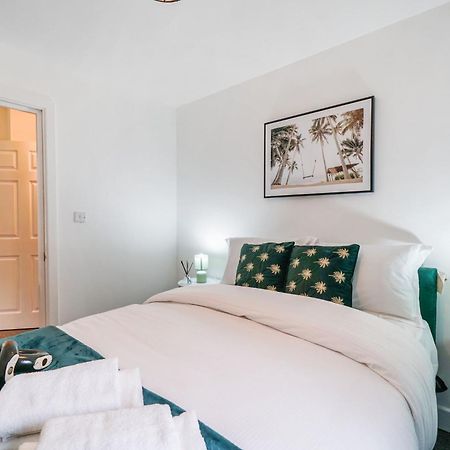 Livestay-New Private Apartment Building Minutes From Heathrow Slough Bagian luar foto