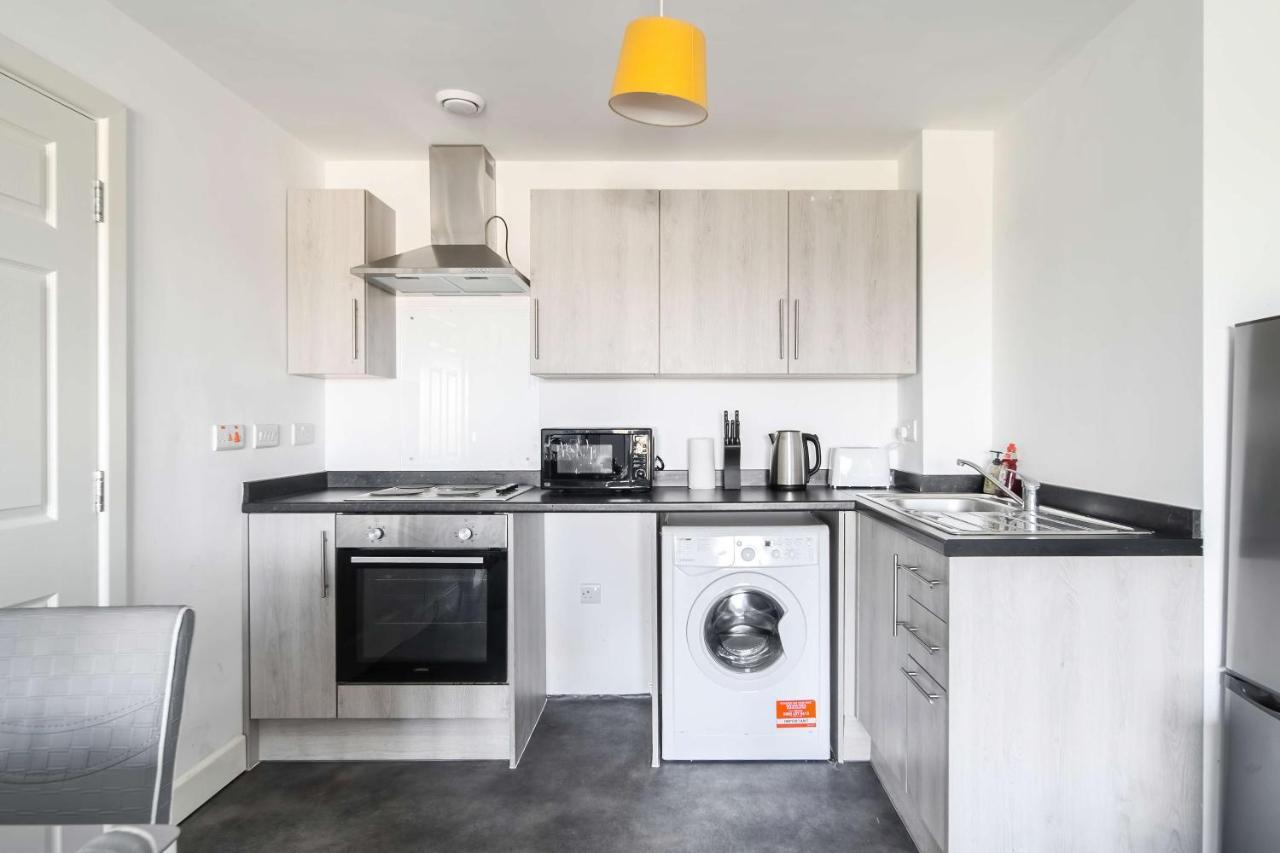 Livestay-New Private Apartment Building Minutes From Heathrow Slough Bagian luar foto