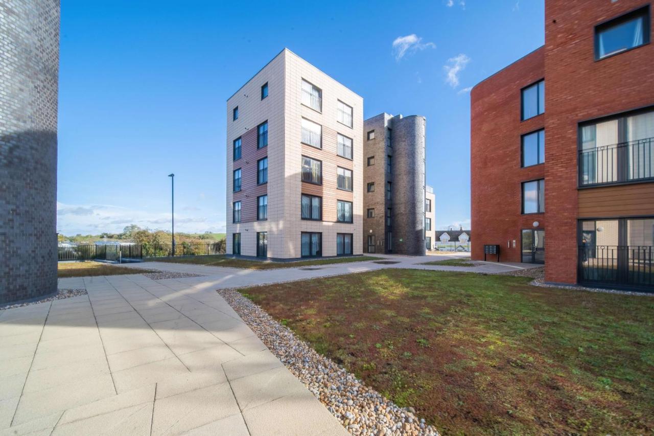 Livestay-New Private Apartment Building Minutes From Heathrow Slough Bagian luar foto