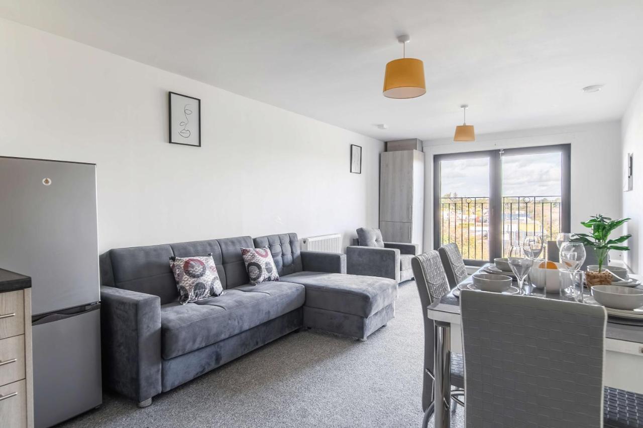 Livestay-New Private Apartment Building Minutes From Heathrow Slough Bagian luar foto