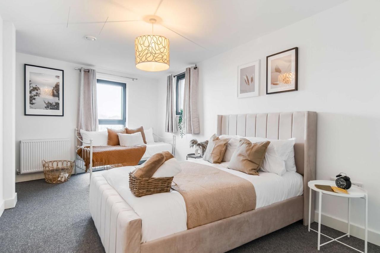 Livestay-New Private Apartment Building Minutes From Heathrow Slough Bagian luar foto