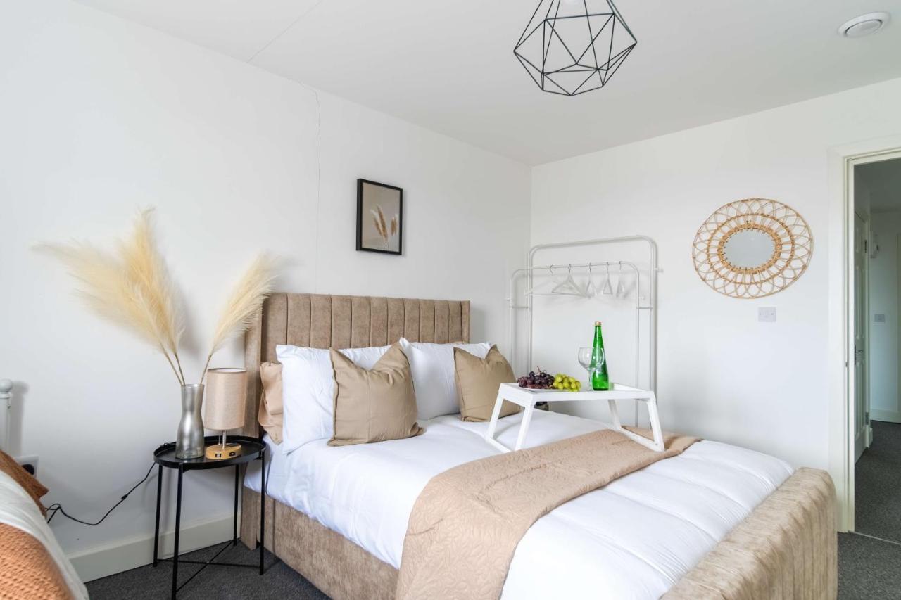 Livestay-New Private Apartment Building Minutes From Heathrow Slough Bagian luar foto