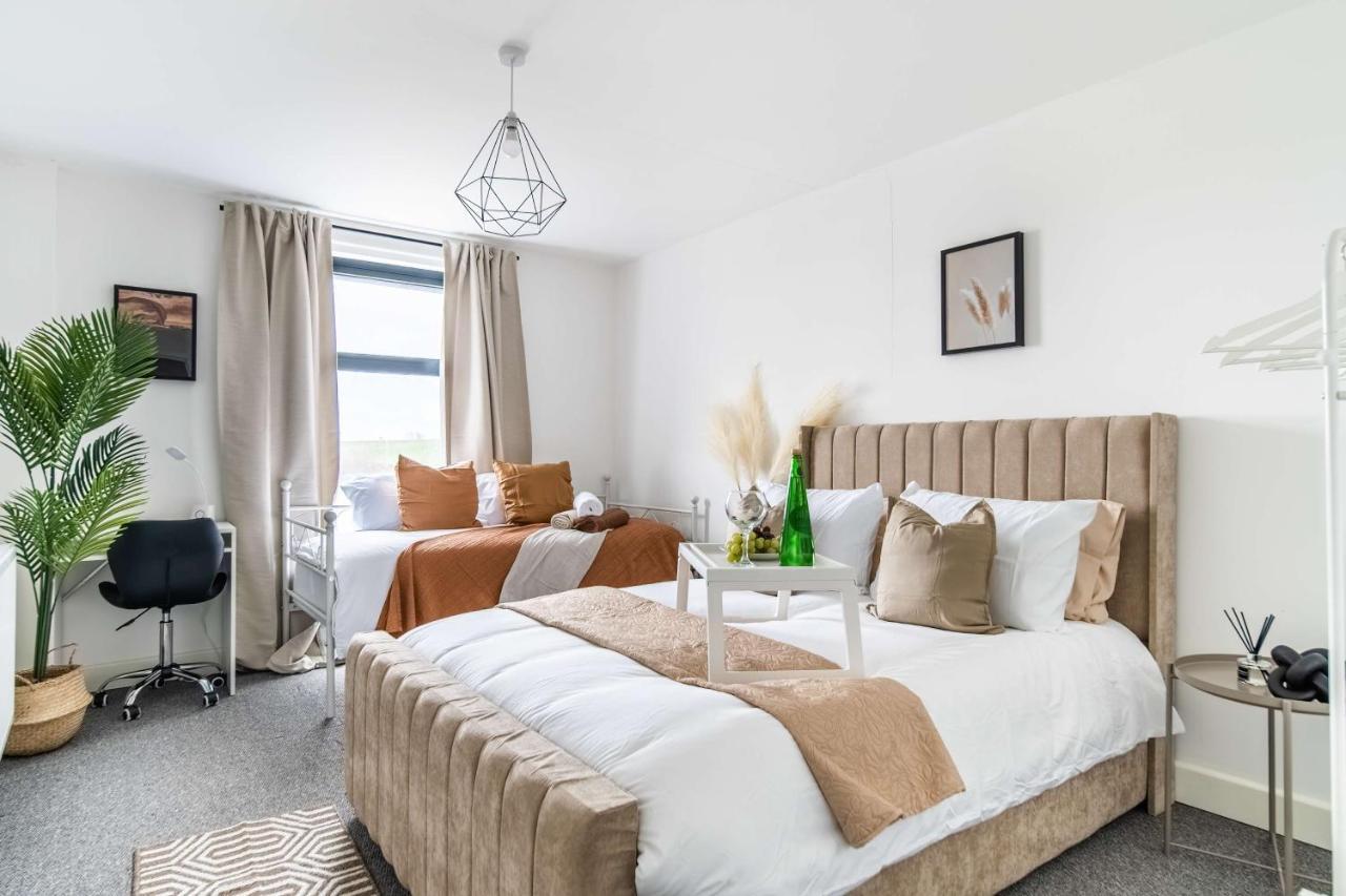 Livestay-New Private Apartment Building Minutes From Heathrow Slough Bagian luar foto