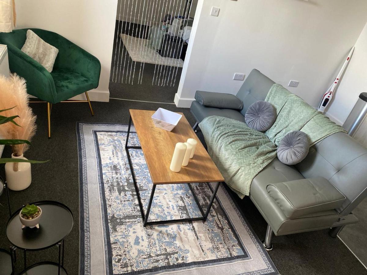 Livestay-New Private Apartment Building Minutes From Heathrow Slough Bagian luar foto