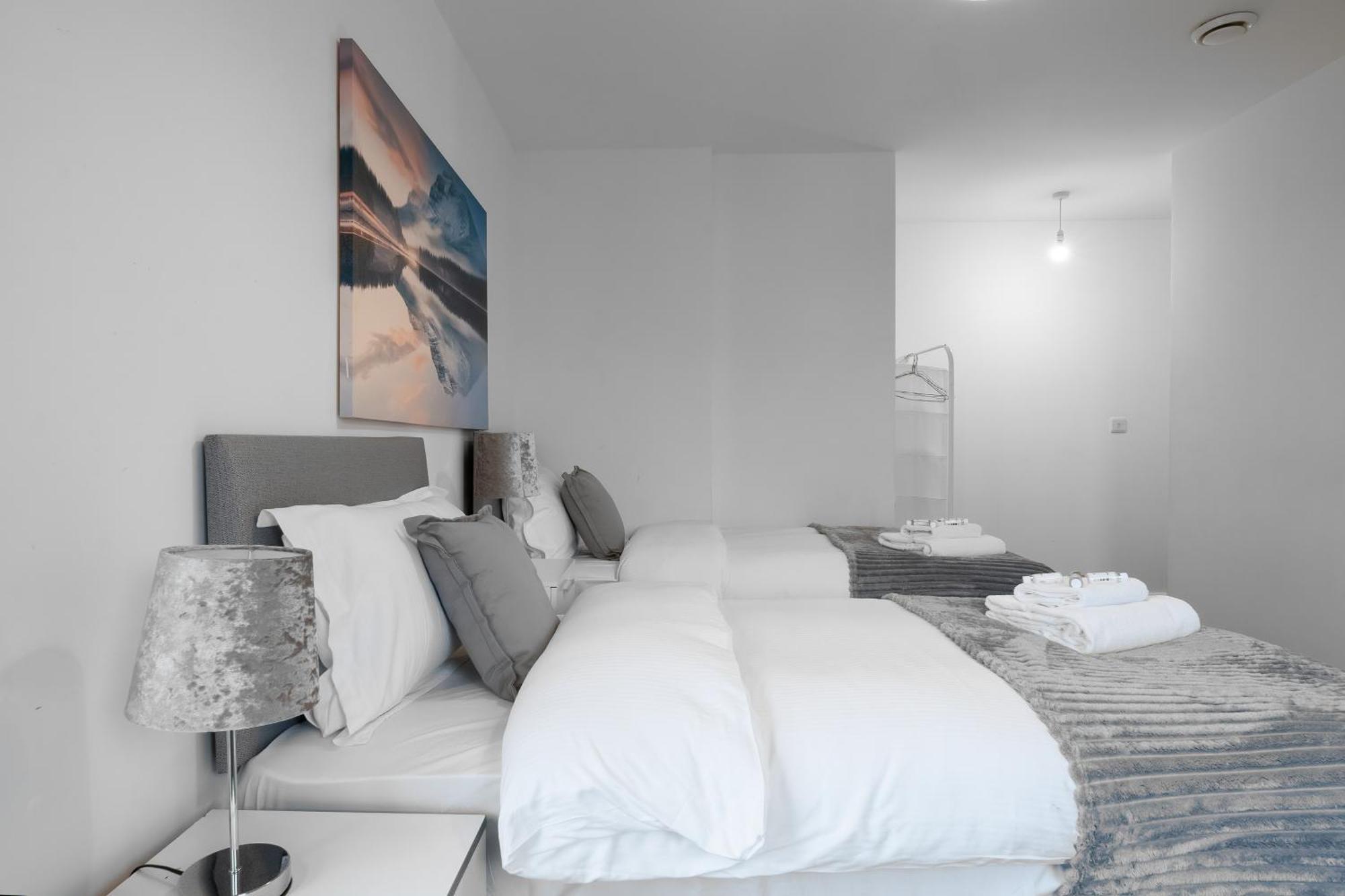 Livestay-New Private Apartment Building Minutes From Heathrow Slough Bagian luar foto