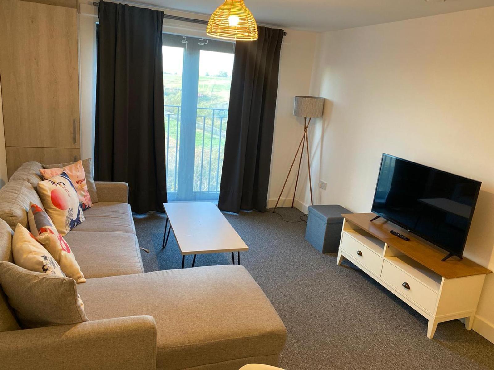 Livestay-New Private Apartment Building Minutes From Heathrow Slough Bagian luar foto