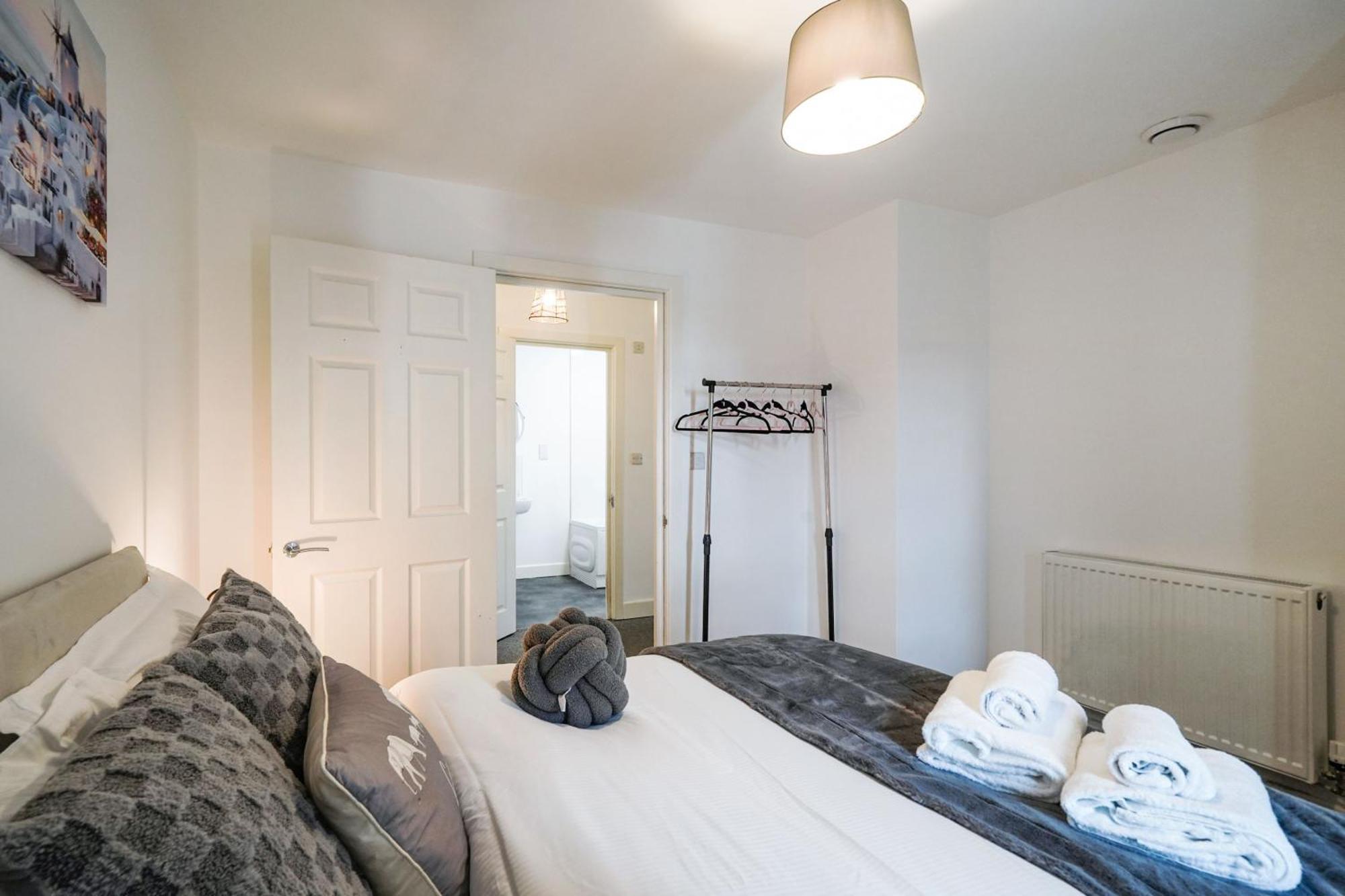 Livestay-New Private Apartment Building Minutes From Heathrow Slough Bagian luar foto